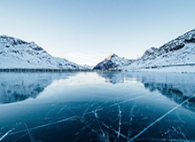 邓超在姚基金慈善赛上篮被NBA球星库兹马飞天大帽 愣在原地4秒