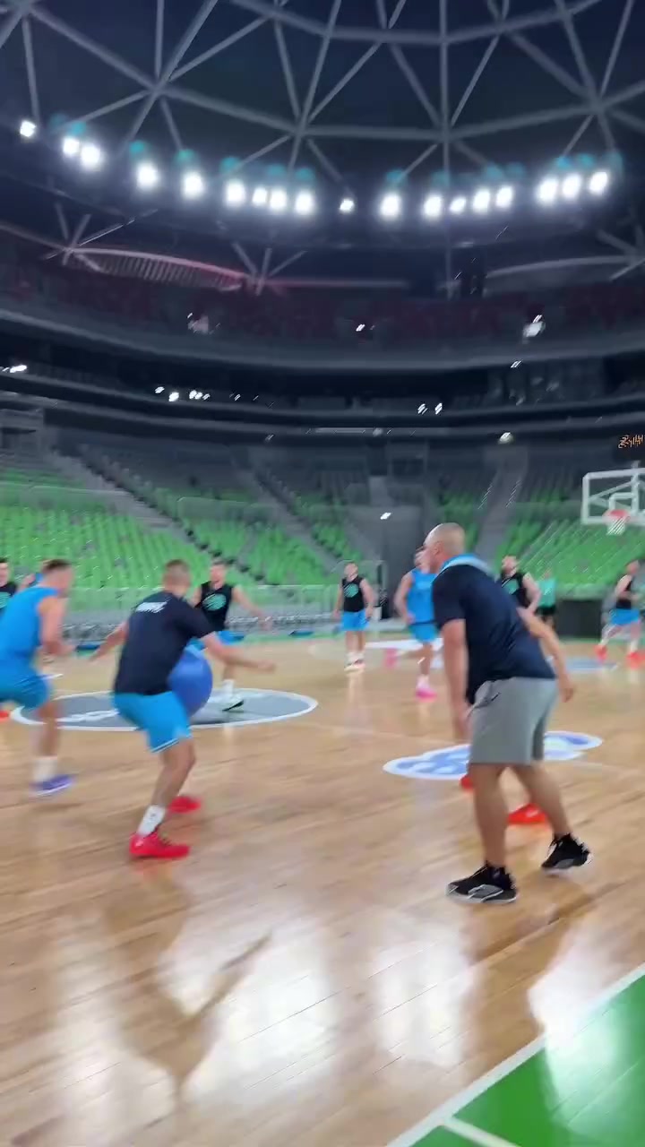 斯洛文尼亚男篮创新训练 全场5V5对抗引入瑜伽球