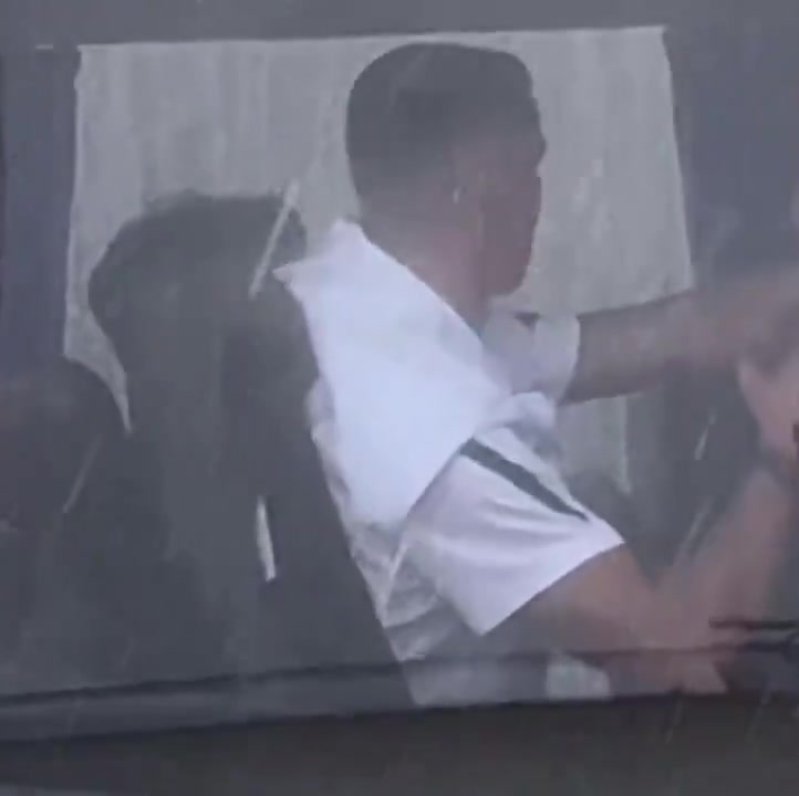 开云平台中国-利雅得胜利队飞抵香港准备沙超杯赛事，镜头捕捉到C罗登上球队大巴