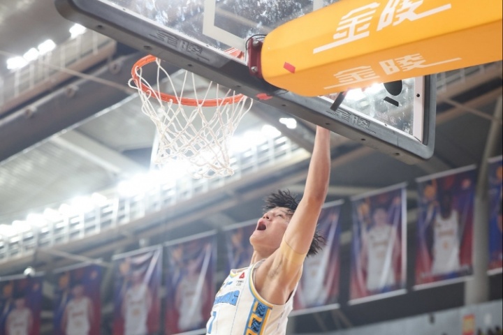 直播吧：篮网与曾凡博一直有联系 此前希望他能打夏联但因伤作罢