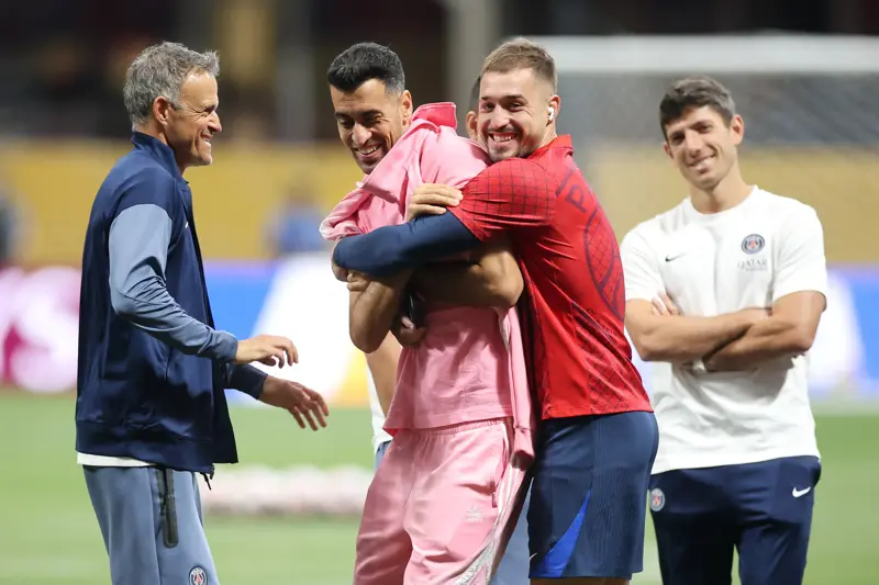 😁好久不见了！赛前恩里克、鲁伊斯与布斯克茨亲密互动